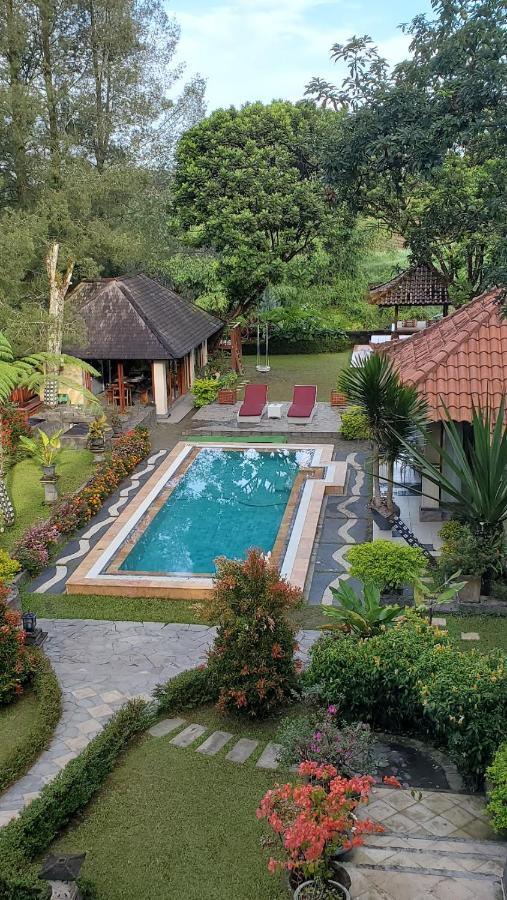 Balinese Villa In Berastagi Exterior photo