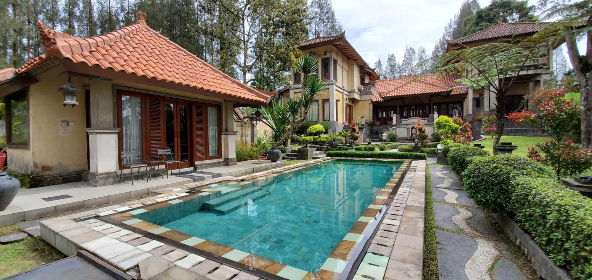 Balinese Villa In Berastagi Exterior photo
