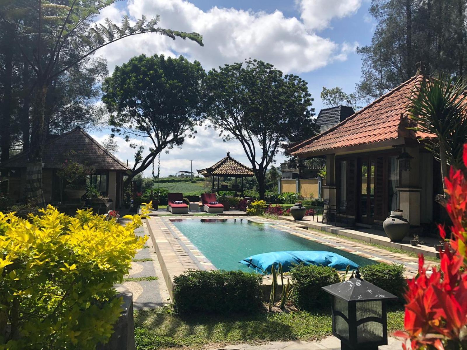 Balinese Villa In Berastagi Exterior photo